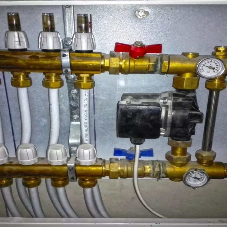 Distributor of air floor heating. A complete control station. Allows even distribution of air in the pipes, so that the floor is heated over the entire surface.