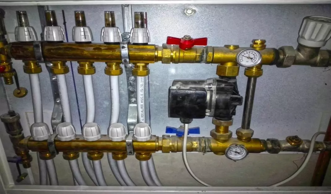 Distributor of air floor heating. A complete control station. Allows even distribution of air in the pipes, so that the floor is heated over the entire surface.