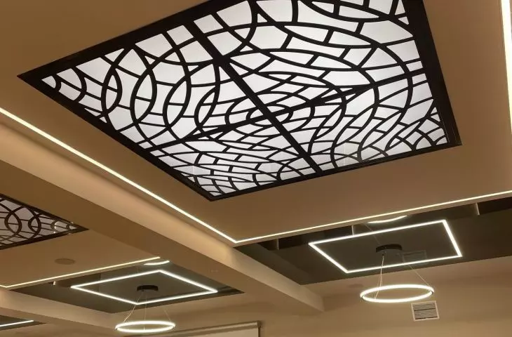 Kaseton na suficie hotelu