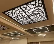 Kaseton na suficie hotelu