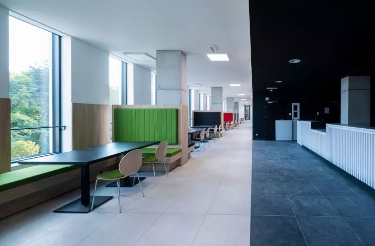 Also, the rest and study space has color accents of the AGH emblem