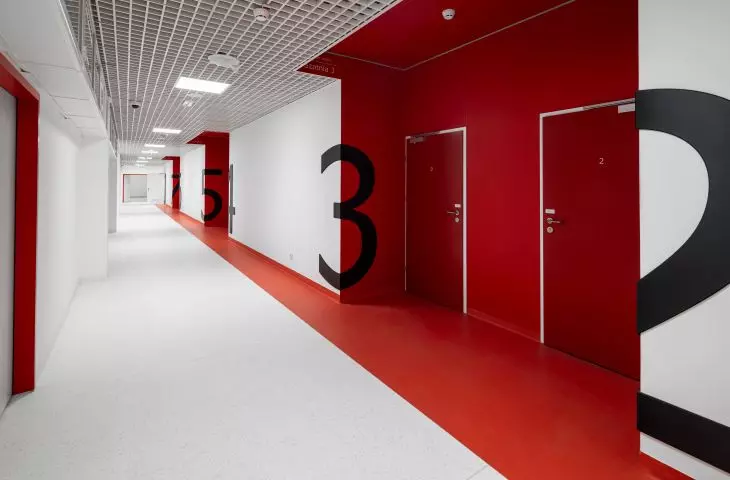 Jeden z korytarzy hali sportowej