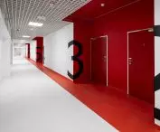 Jeden z korytarzy hali sportowej