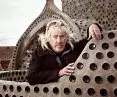 architekt Michael Reynolds, znany bardziej pod pseudonimem Wojownik Śmietniska, pozujący w „Earthship”