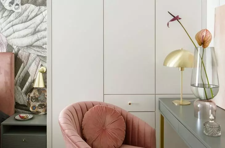 In the bedroom there is a corner with a dressing table