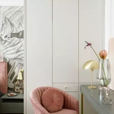 In the bedroom there is a corner with a dressing table
