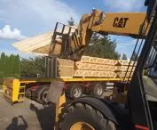 transport i montaż paneli na miejscu budowy znacząco przyspiesza proces budowlany; dodatkowo,