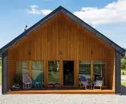 aby oszczędzać energię i w naturalny sposób korzystać z energii słonecznej, warto zaprojektować więcej przeszkleń od strony południowej, a mniej lub prawie wcale — od północnej