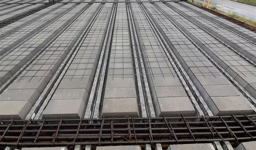 Gooseneck floor