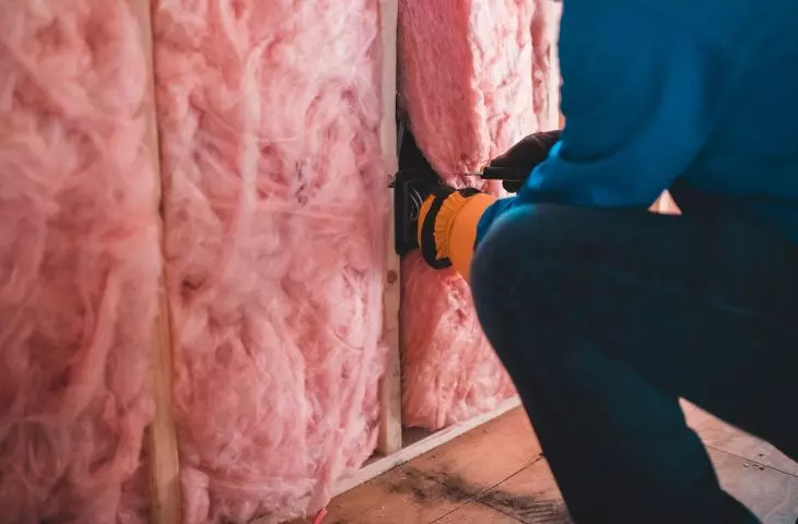 Wełna mineralna to uniwersalny materiał izolacyjny, który łączy w sobie właściwości termiczne i akustyczne. Można ją również stosować w formie natryskowej, co eliminuje straty zakupionych materiałów.  