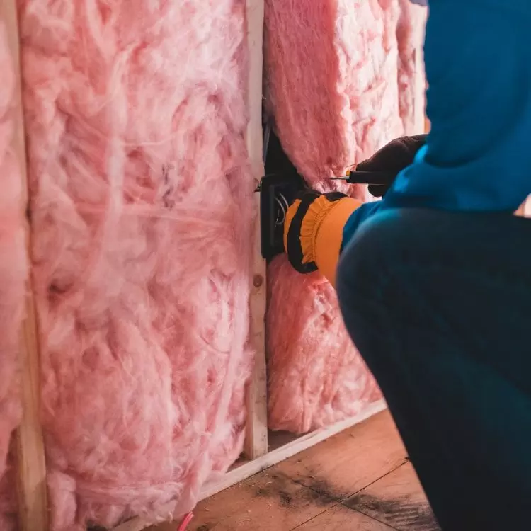 Wełna mineralna to uniwersalny materiał izolacyjny, który łączy w sobie właściwości termiczne i akustyczne. Można ją również stosować w formie natryskowej, co eliminuje straty zakupionych materiałów.  