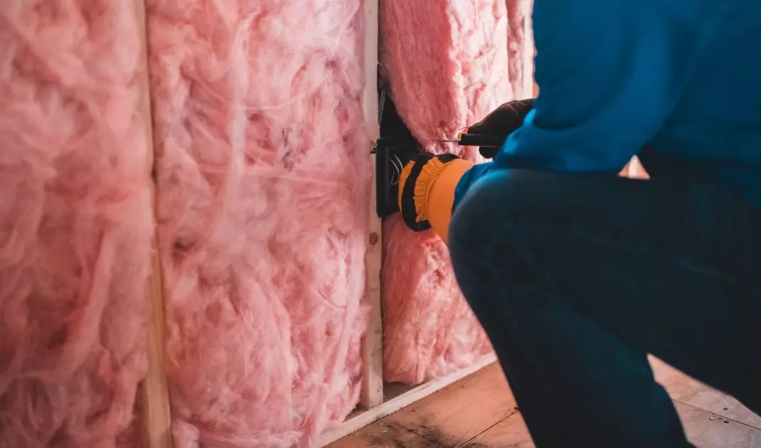 Wełna mineralna to uniwersalny materiał izolacyjny, który łączy w sobie właściwości termiczne i akustyczne. Można ją również stosować w formie natryskowej, co eliminuje straty zakupionych materiałów.  