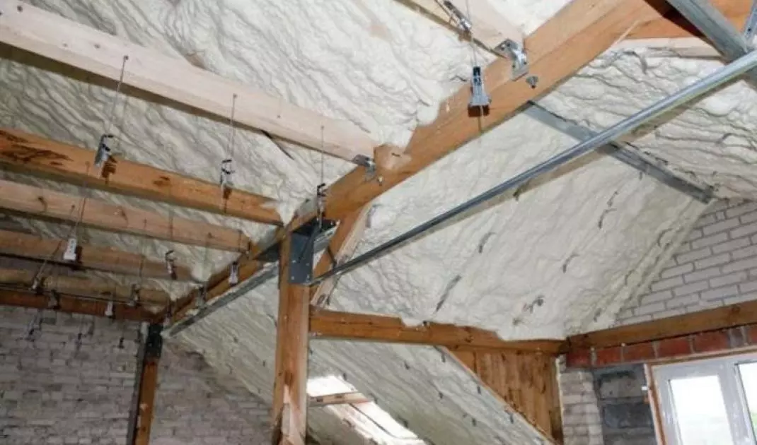 Pianki termoizolacyjne sprawdzają się wszędzie tam, gdzie jest potrzeba wykonania izolacji cienkowarstwowej oraz na trudno dostępnych powierzchniach.   