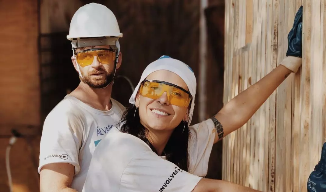 To keep your home at a pleasant temperature, you need to line the walls, roof and floor with a layer of insulating materials. Sometimes the question arises: which is more important? Thermal insulation or acoustic insulation?