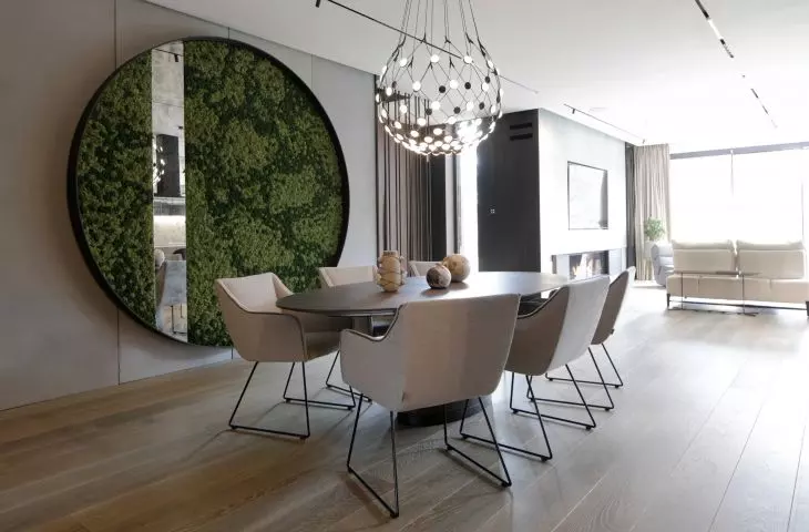 The wall of the dining room was decorated with a moss composition