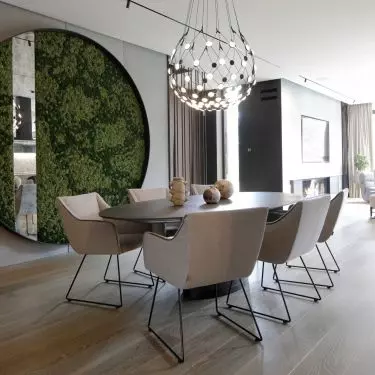 The wall of the dining room was decorated with a moss composition
