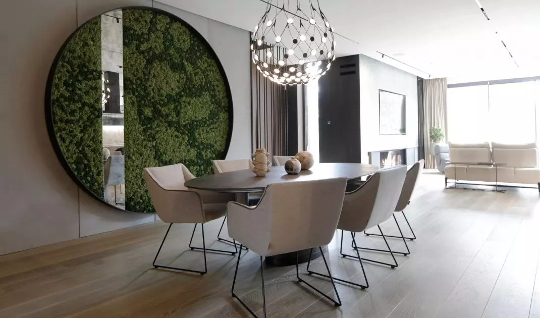 The wall of the dining room was decorated with a moss composition