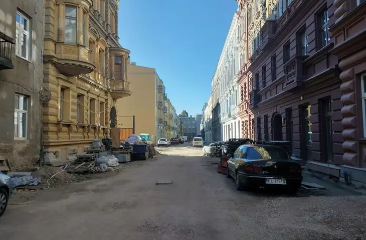 Ulica Włókiennicza,  zabudowa pierzejowa i przestrzeń publiczna  przebudowana w ramach realizacji  zmian w obszarze 1 Projektu Rewitalizacji Obszarowej Centrum Łodzi