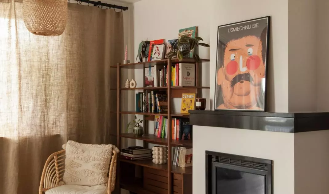 Plakat na kominku