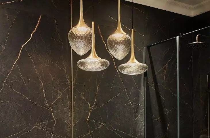 Lamps are the real decoration of this interior
