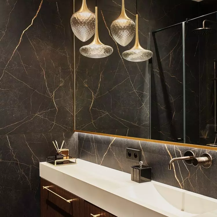 Lamps are the real decoration of this interior