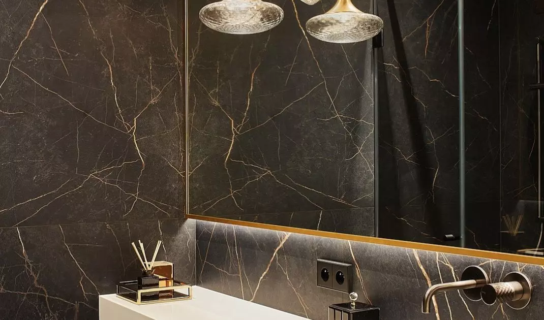 Lamps are the real decoration of this interior