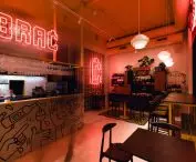 neon Brać nad barem