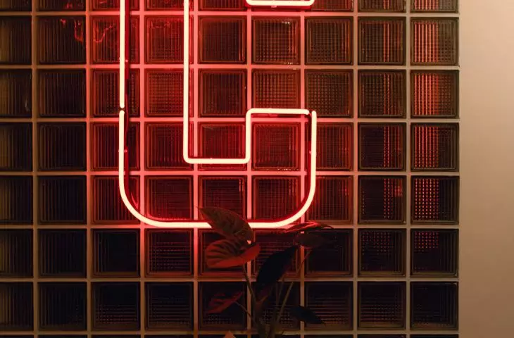 olbrzymi neon w kształcie litery „Ć”