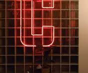 olbrzymi neon w kształcie litery „Ć”