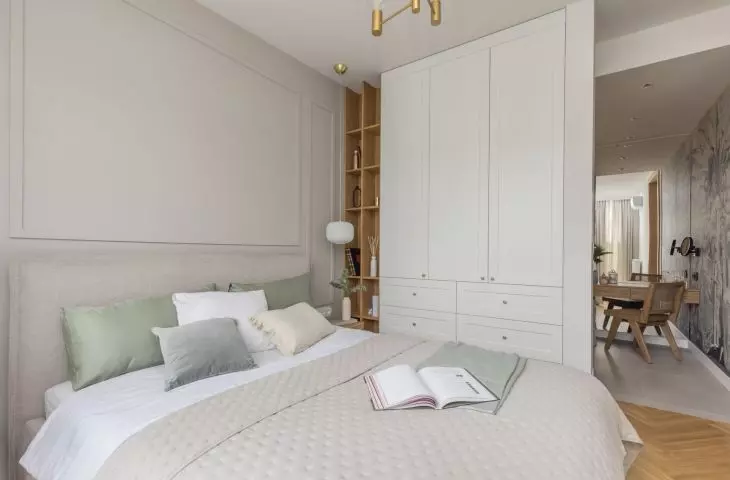 In the bedroom there was room for a dressing table 
