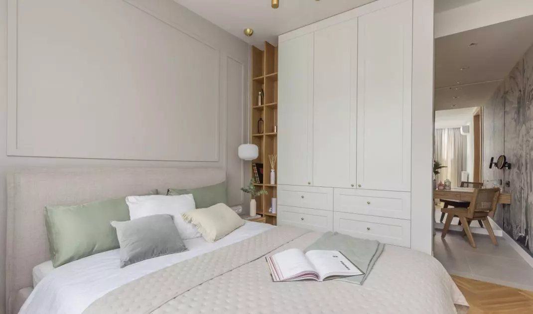 In the bedroom there was room for a dressing table 