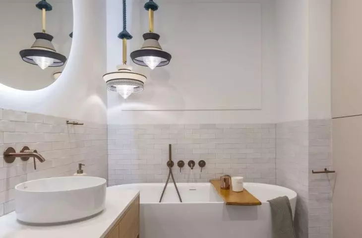 Decorate the bathroom with oriental lamps