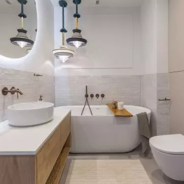 Decorate the bathroom with oriental lamps