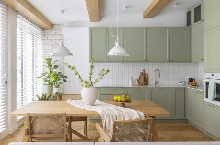 The color of the kitchen development is inspired by a leaf found by the owner of the apartment on a walk