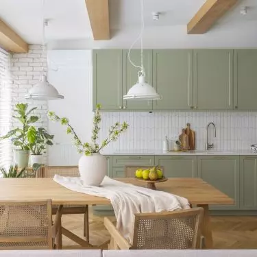 The color of the kitchen development is inspired by a leaf found by the owner of the apartment on a walk