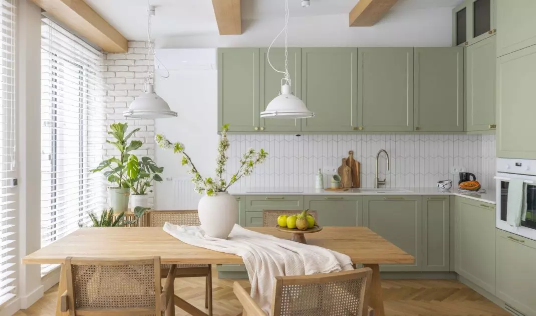 The color of the kitchen development is inspired by a leaf found by the owner of the apartment on a walk