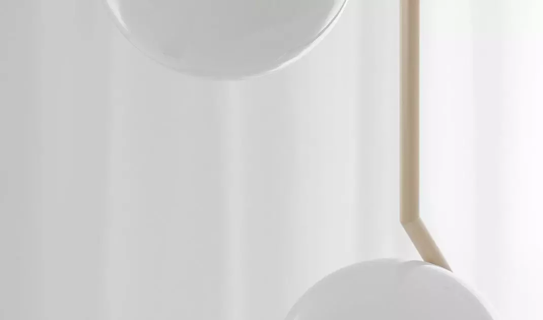 Varied lighting dynamizes the interior