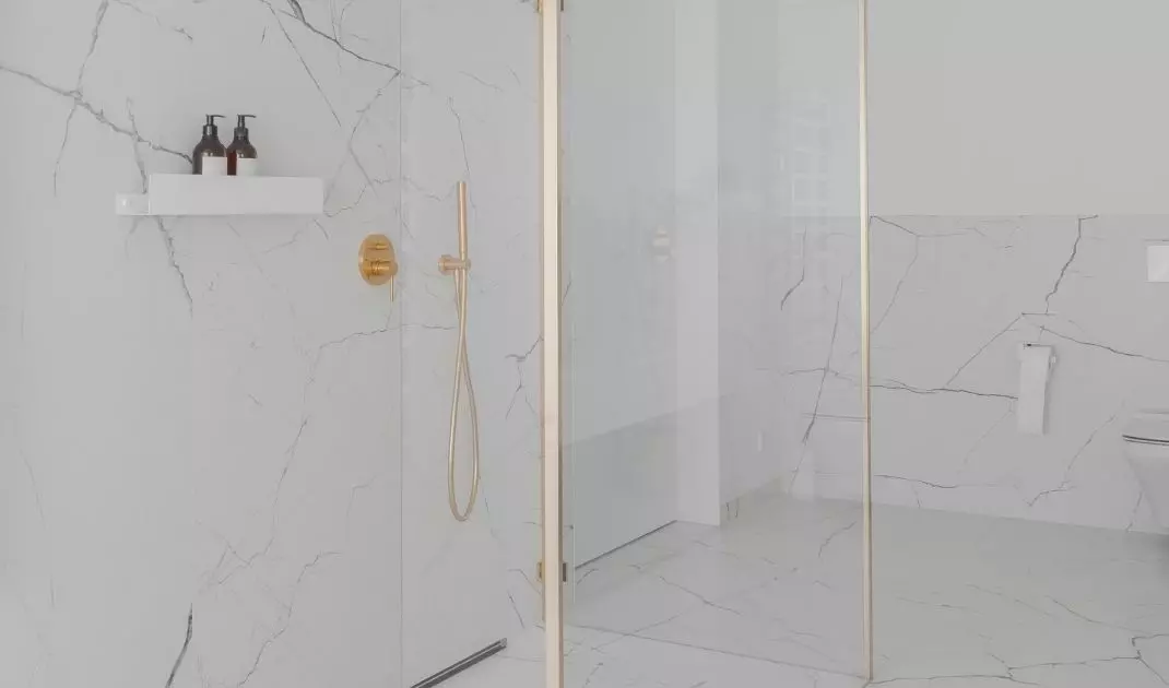 Minimalist walk-in shower does not overwhelm the space