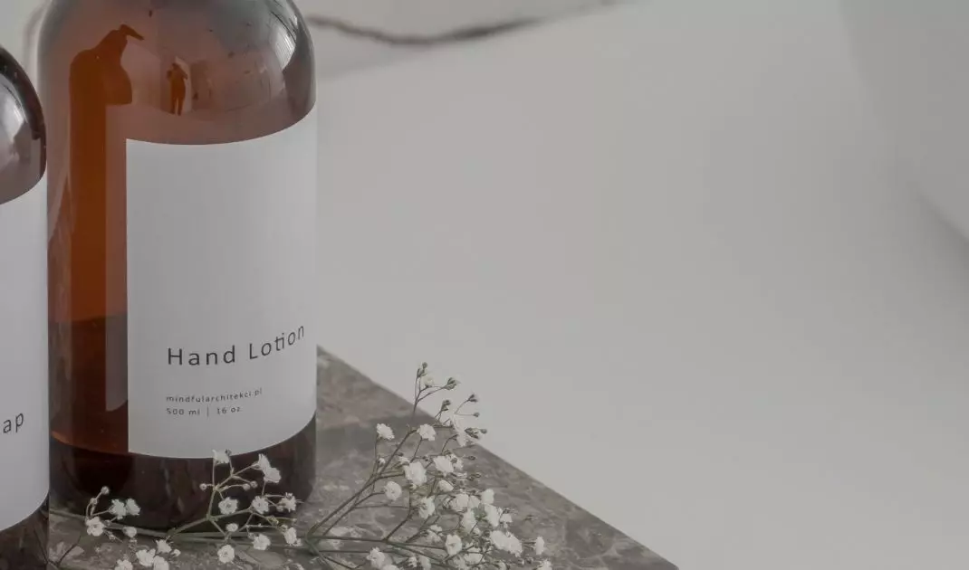 Łazienka jest minimalistyczna i elegancka