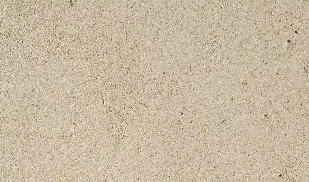 A smooth, textured or decorated texture can be achieved with clay plaster
