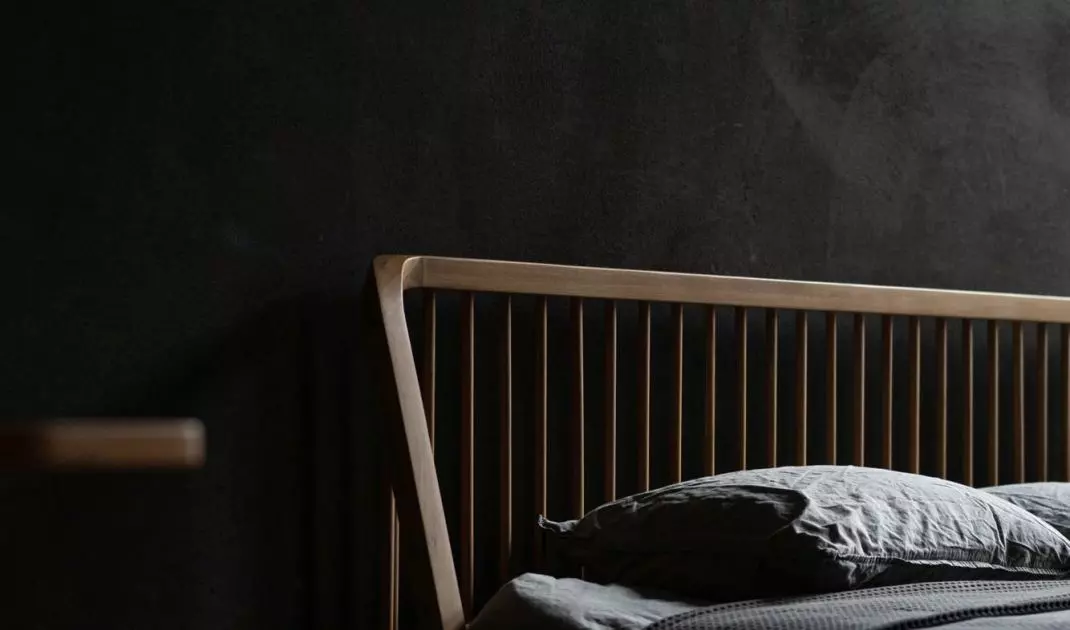 Clay plaster need not, but can be painted