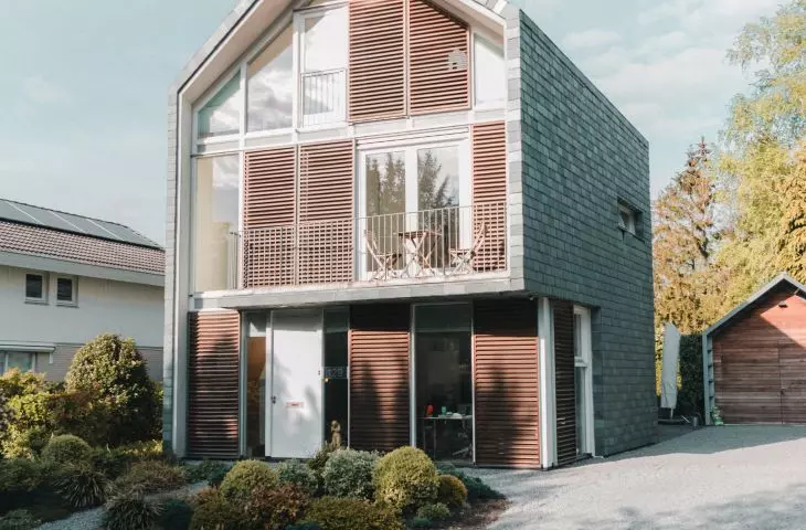 Nawierzchnia podjazdu i alejek przed domem powinna być dopasowana do stylistyki całego budynku