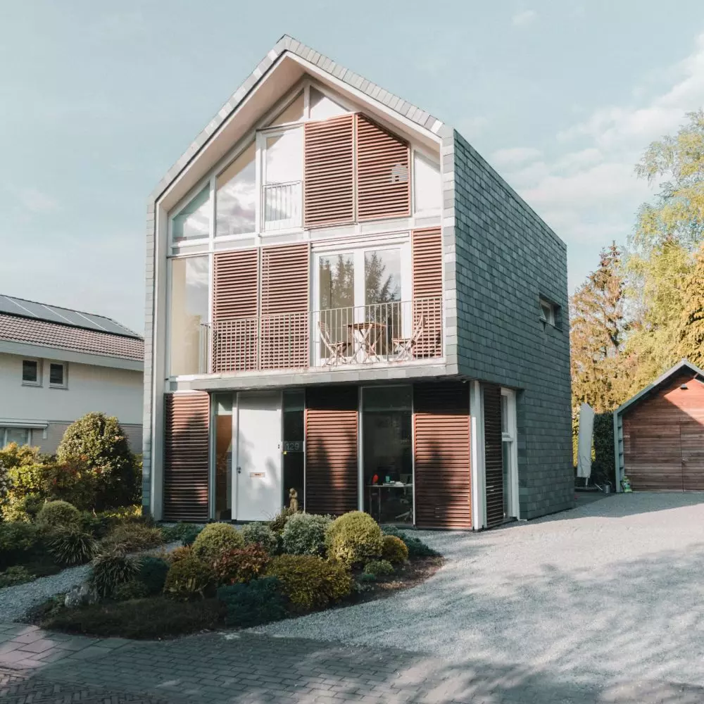 The surface of the driveway and alleys in front of the house should match the style of the entire building