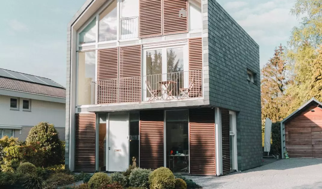 The surface of the driveway and alleys in front of the house should match the style of the entire building
