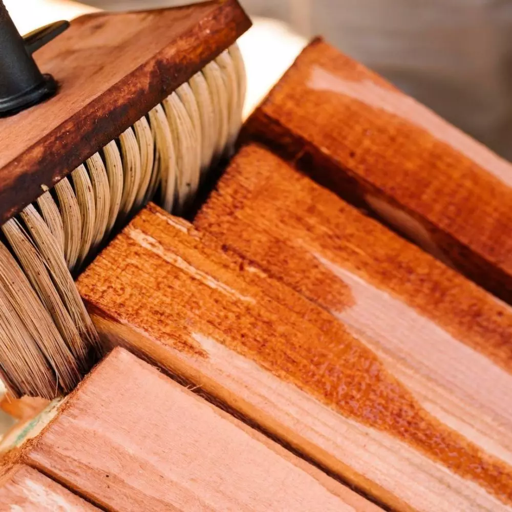 Impregnacja drewna powinna przebiegać w określony sposób, aby surowiec był skutecznie chroniony przed uszkodzeniami i szkodnikami. Należy pamiętać o użyciu odpowiednich narzędzi i środków impregnacyjnych