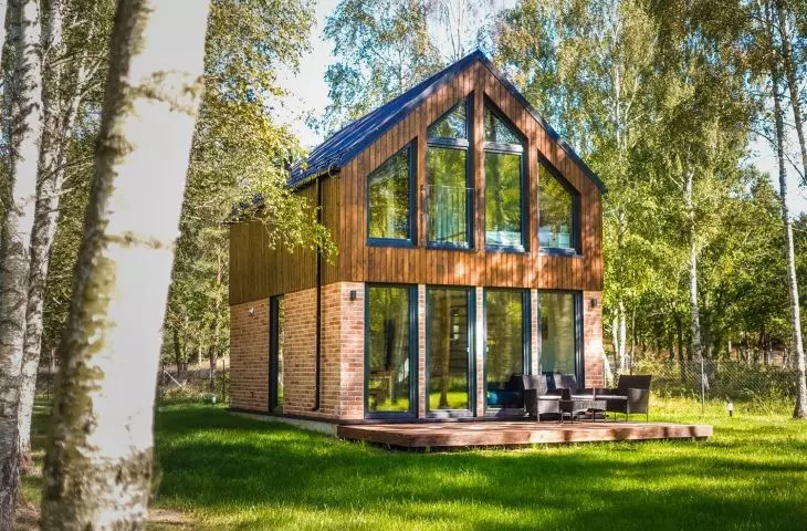 The facade of the houses consists of brick and larch