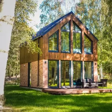 The facade of the houses consists of brick and larch