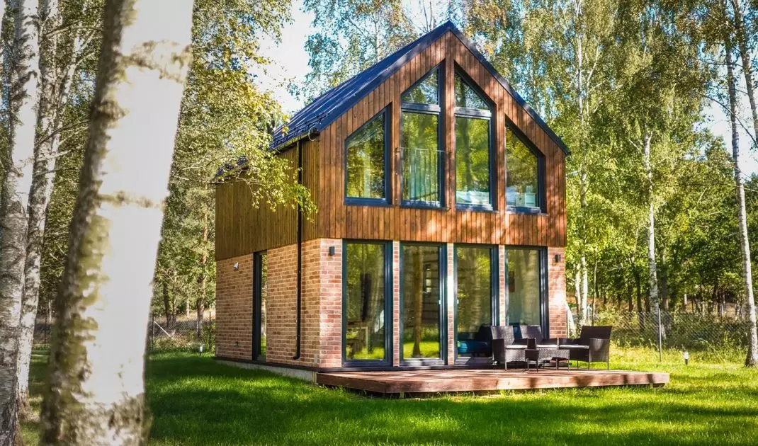 The facade of the houses consists of brick and larch