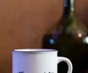 identyfikacja dostępna jest również na kubkach kawiarni