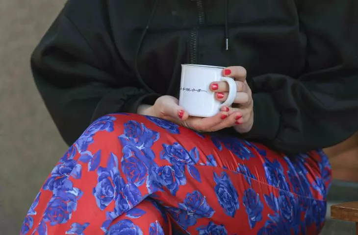 identyfikacja dostępna jest również na kubkach kawiarni